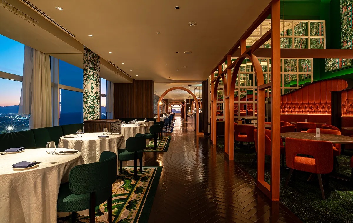 Ristorante ARCOの夜の内観