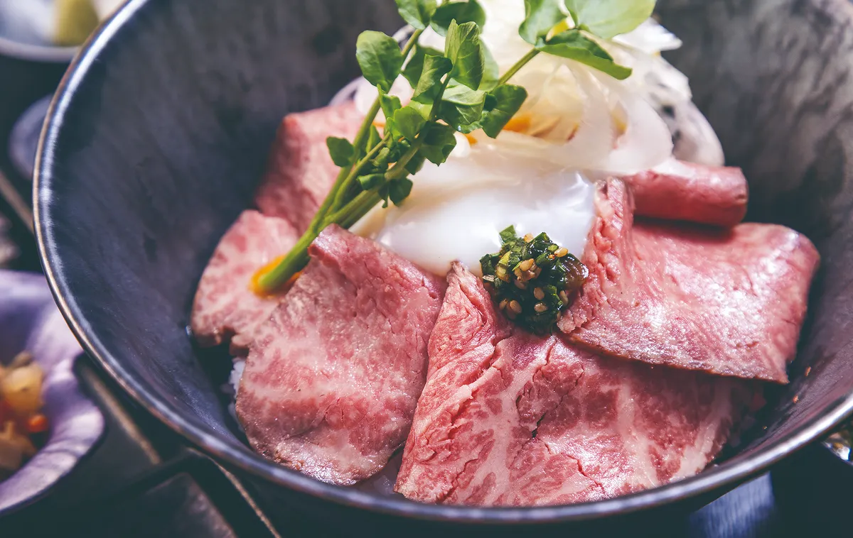 薄切り牛肉と温泉卵の丼
