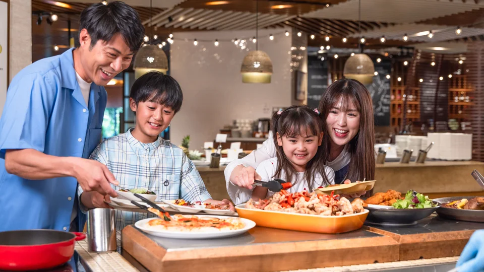 ビュッフェで料理をとる家族