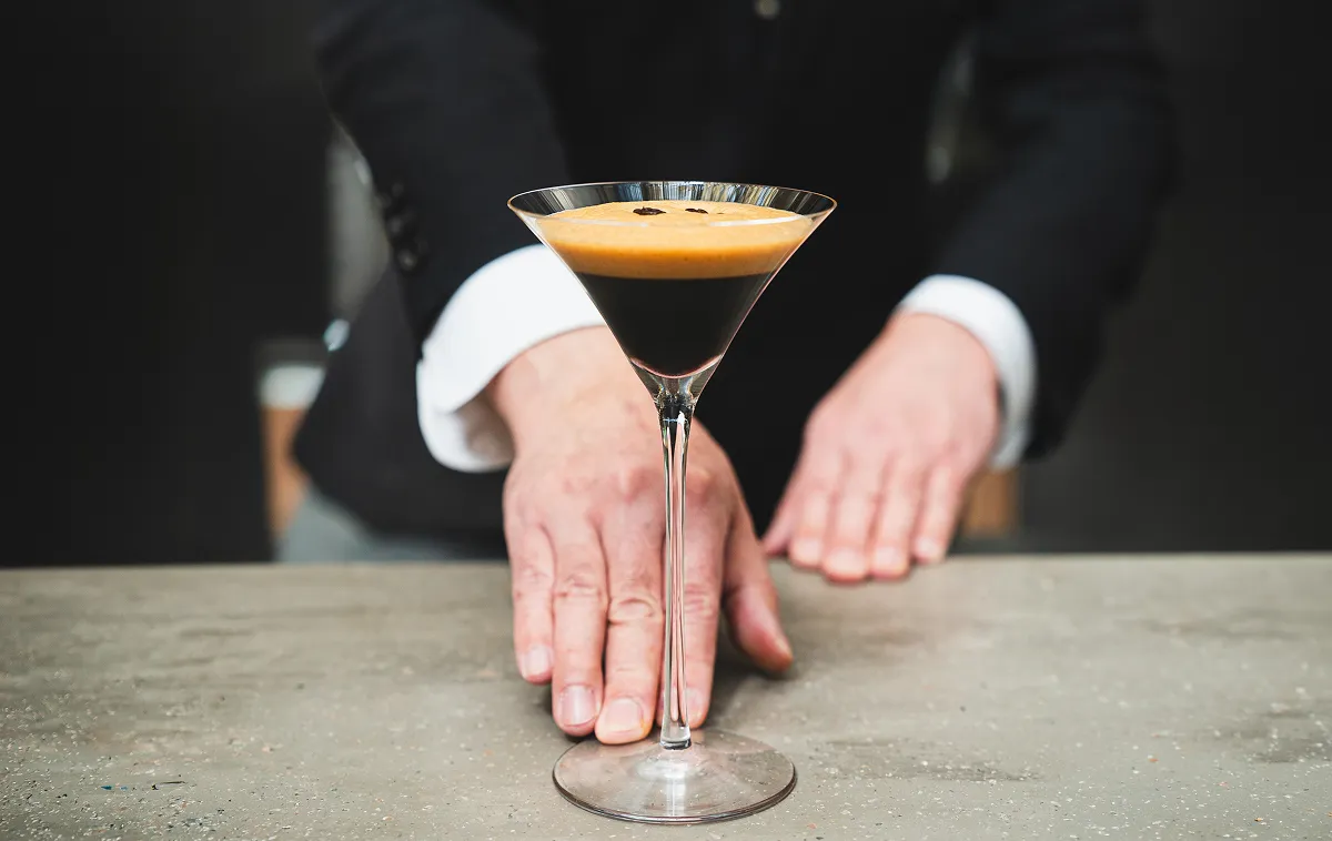 Ocean45 LOUNGE & BARのバーテンダーがエスプレッソマティーニを提供する様子