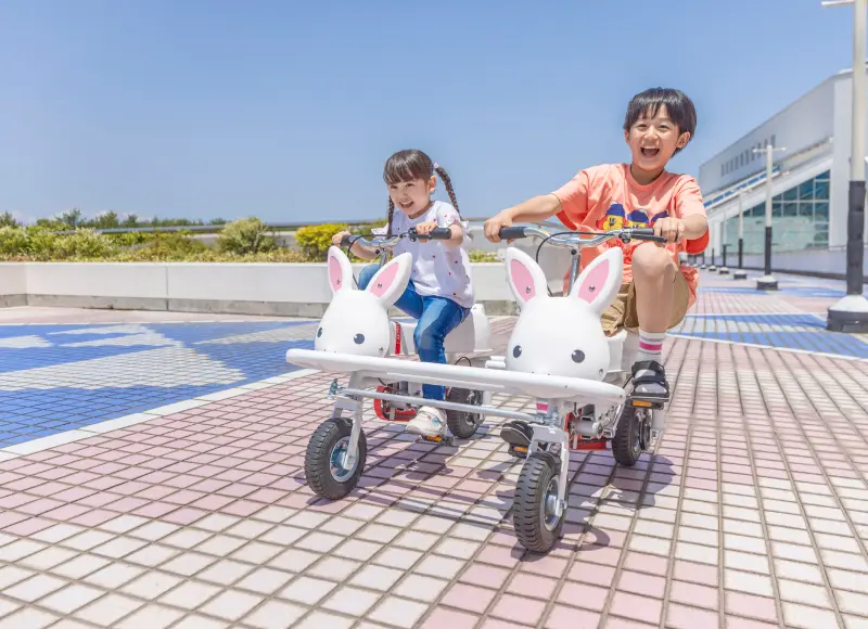うさぎ型ペダルカートに乗る子どもたち