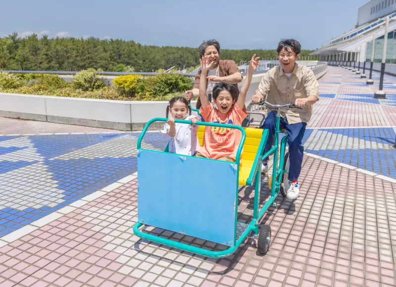 ファミリーサイクルを楽しむ家族
