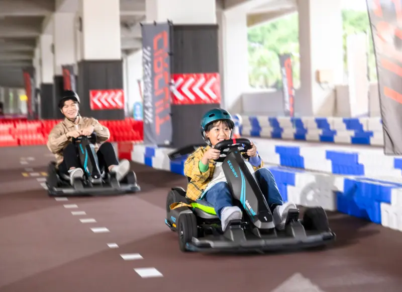 シーガイア・サーキットで電動ゴーカートを楽しむ親子