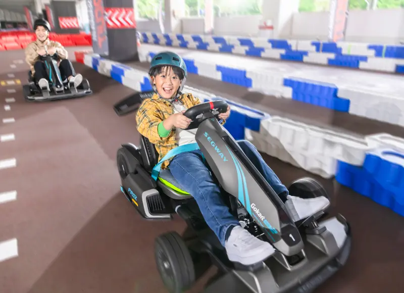 シーガイア・サーキットで電動ゴーカートを楽しむ子ども