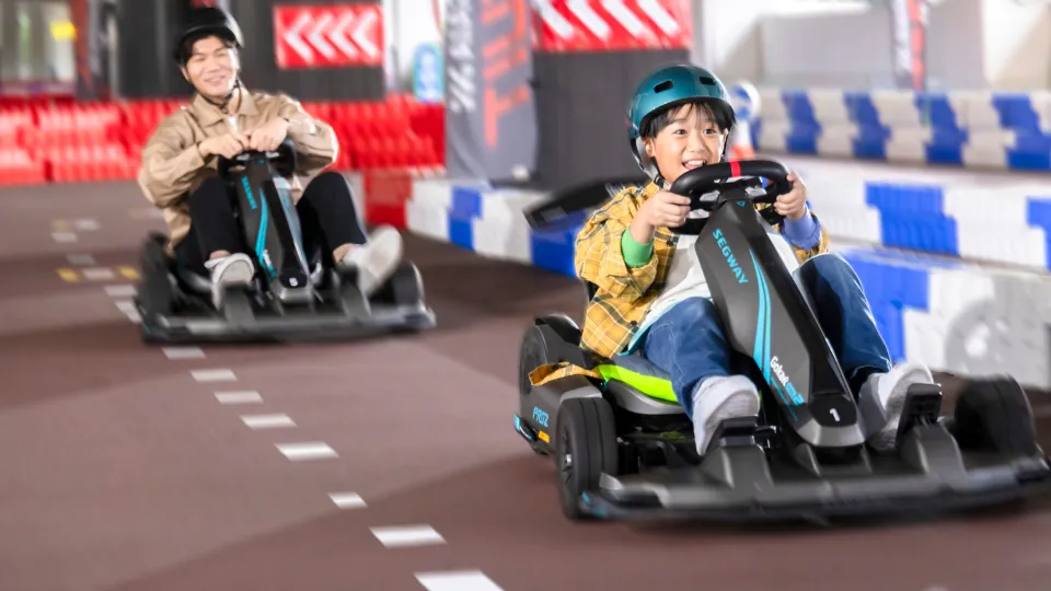 シーガイア・サーキットでゴーカートを楽しむ親子