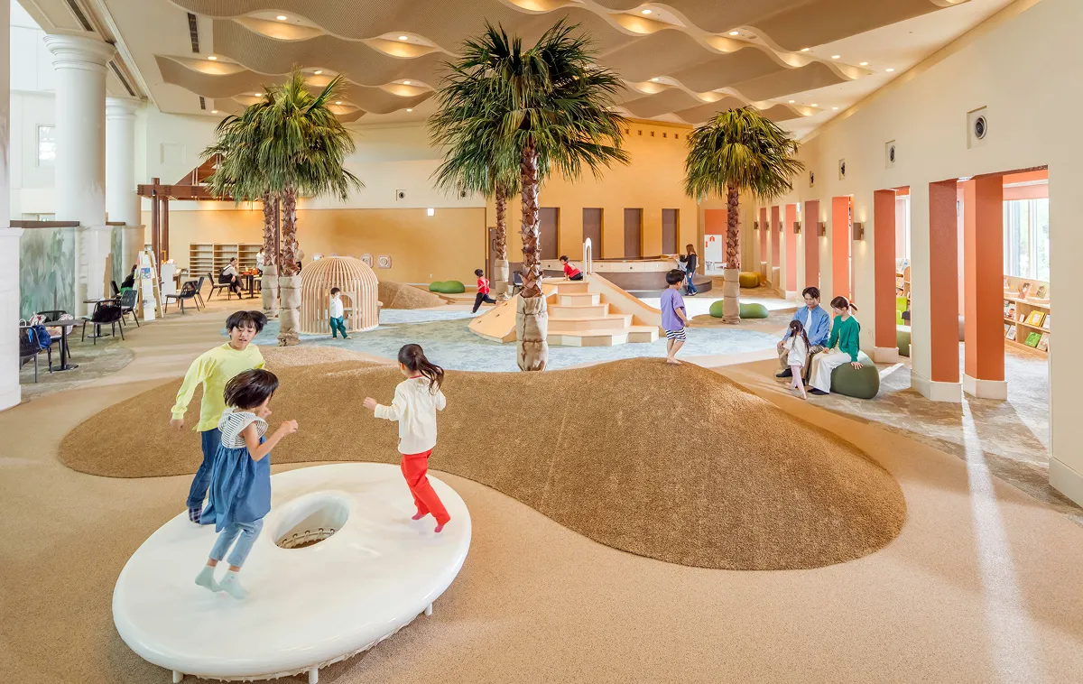 インドアパーク KIDS OASISの広場で遊ぶ子どもたち