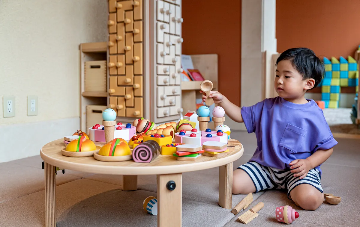 KIDS OASISで木製おもちゃで遊ぶ幼児