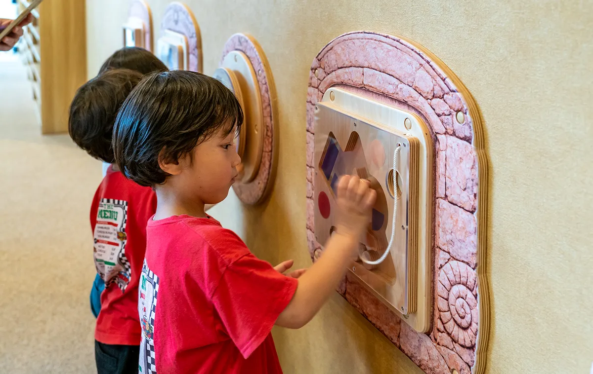 KIDS OASISの壁面パネルで遊ぶ子どもたち