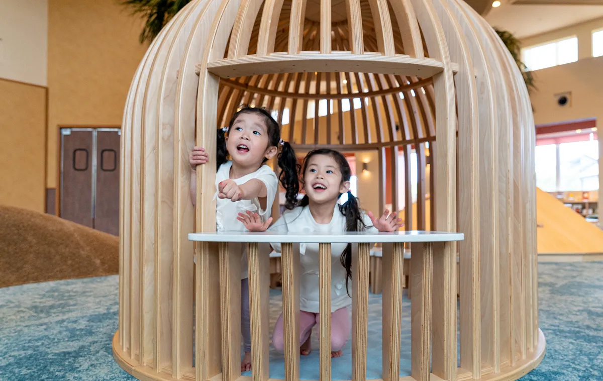 KIDS OASISのドーム型遊具で遊ぶ子どもたち