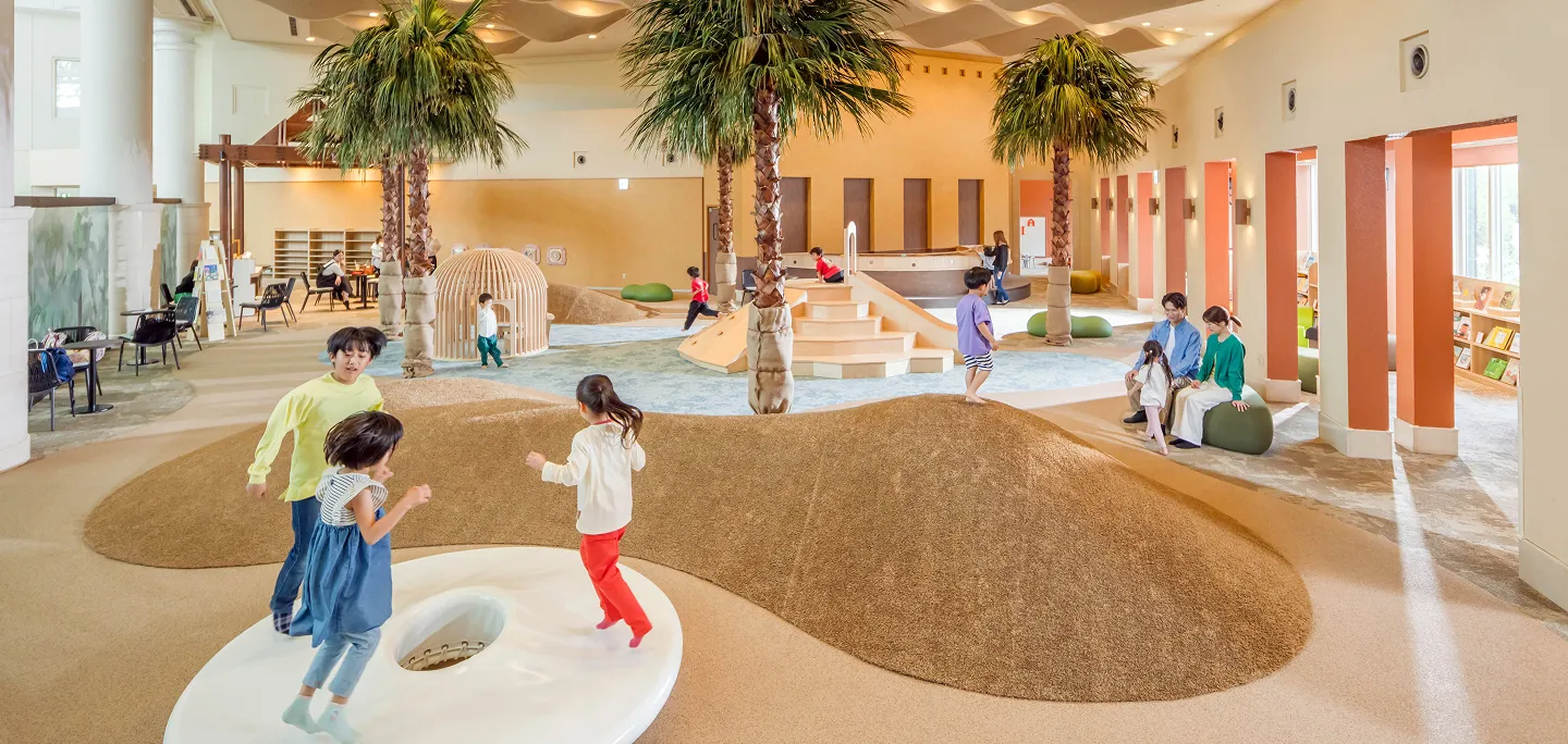 インドアパーク KIDS OASISで遊ぶ子どもたち